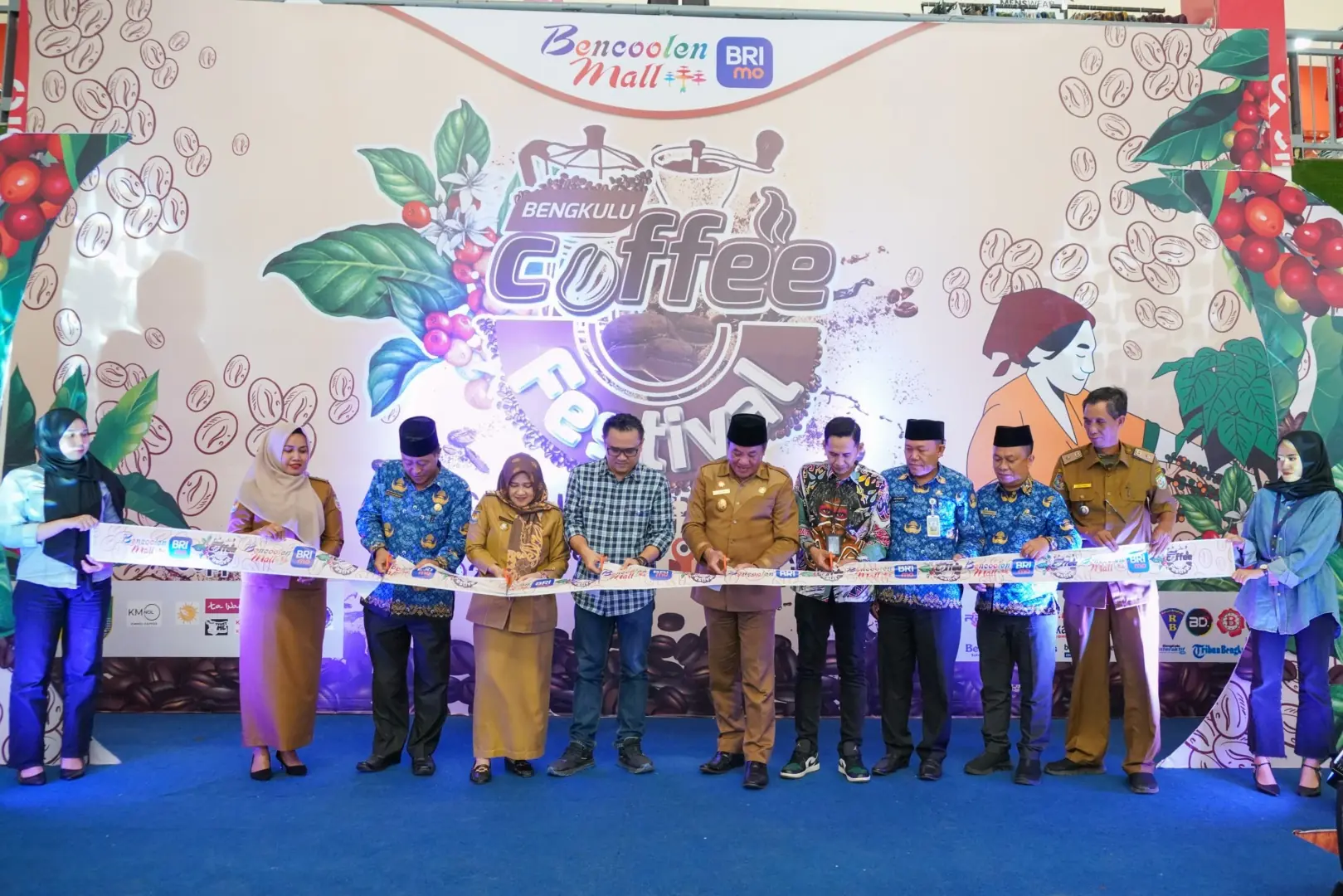 Plt Gubernur Bengkulu Rosjonsyah bersama COO Bencoolen Mall, Irwandi Putra membuka Bengkulu Coffee Festival 2025 di Atrium Bencoolen Mall, Kota Bengkulu, Selasa, 11 Februari 2025, Foto: Dok