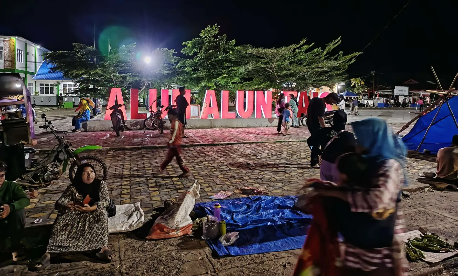 Alun-Alun Tais Seluma Kian Ramai, Pedagang Keluhkan Tempat Sampah