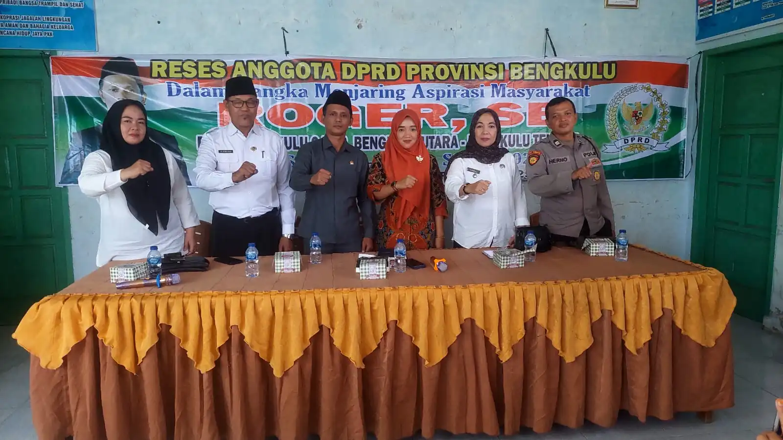 Swafoto Anggota DPRD Provinsi Bengkulu, Roger S.E bersama Camat Pondok Kelapa, Lismawati S.I.P, di Desa Pondok Kelapa, Kecamatan Pondok Kelapa, Bengkulu Tengah, Kamis, 27 Februari 2025, Foto: Dok
