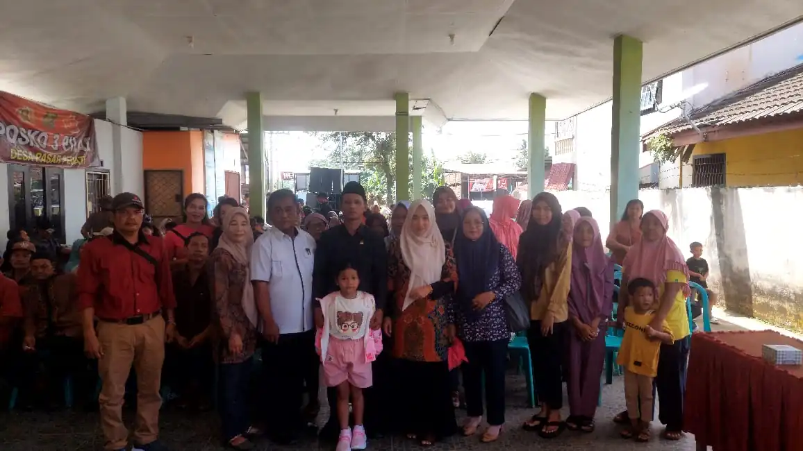 Swafoto Anggota DPRD Provinsi Bengkulu, Roger S.E bersama warga Pasar Pedati, Bengkulu Tengah, Kamis, 27 Februari 2025, Foto: Dok
