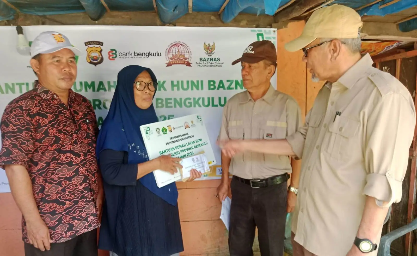 Dua Warga Mustahik di Seluma Terima Bantuan Baznas Bengkulu