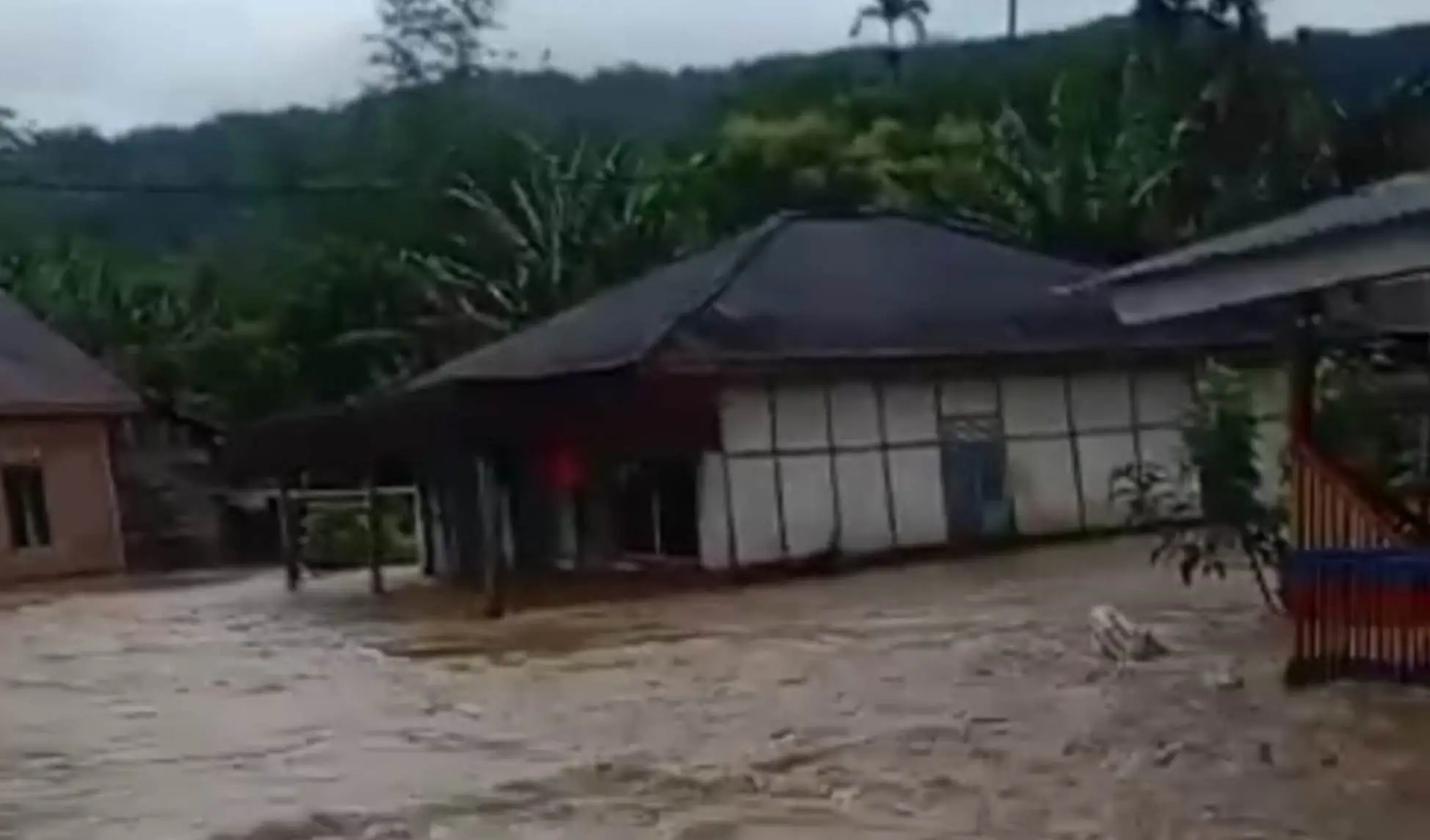 Intensitas Hujan yang Cukup Tinggi Sebabkan Dusun 3 Ketenong 2 Terendam Banjir