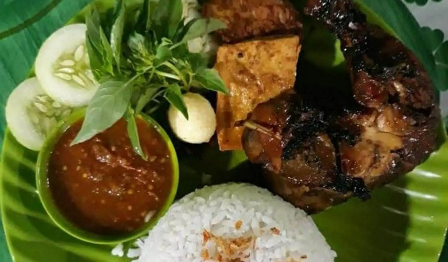 Salah satu menu andalan Ayam Bakar di pecel lele AJO, Foto: Dok