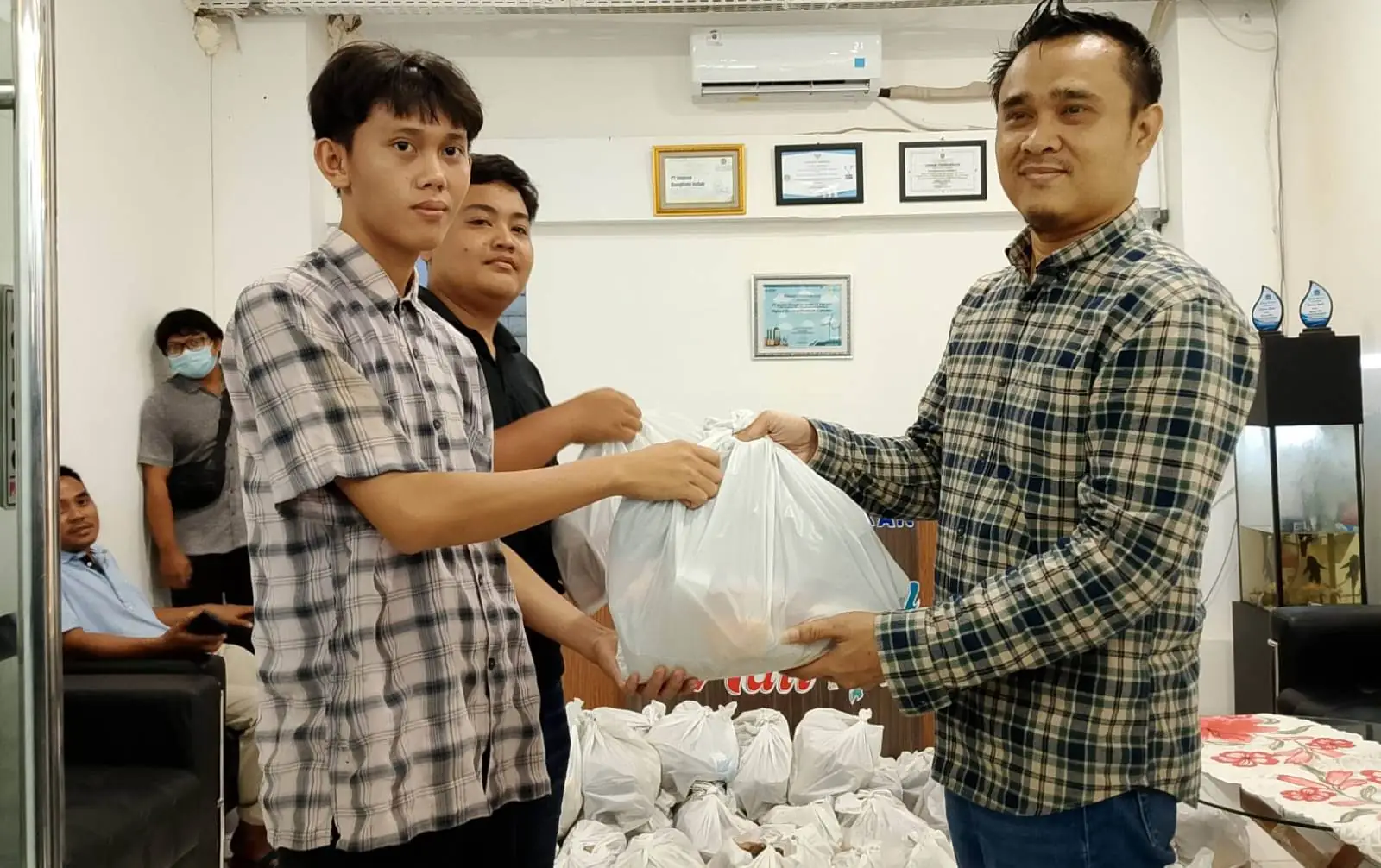Berkah Ramadhan, Bencoolen Indah Mal Salurkan 150 Paket Sembako kepada Warga