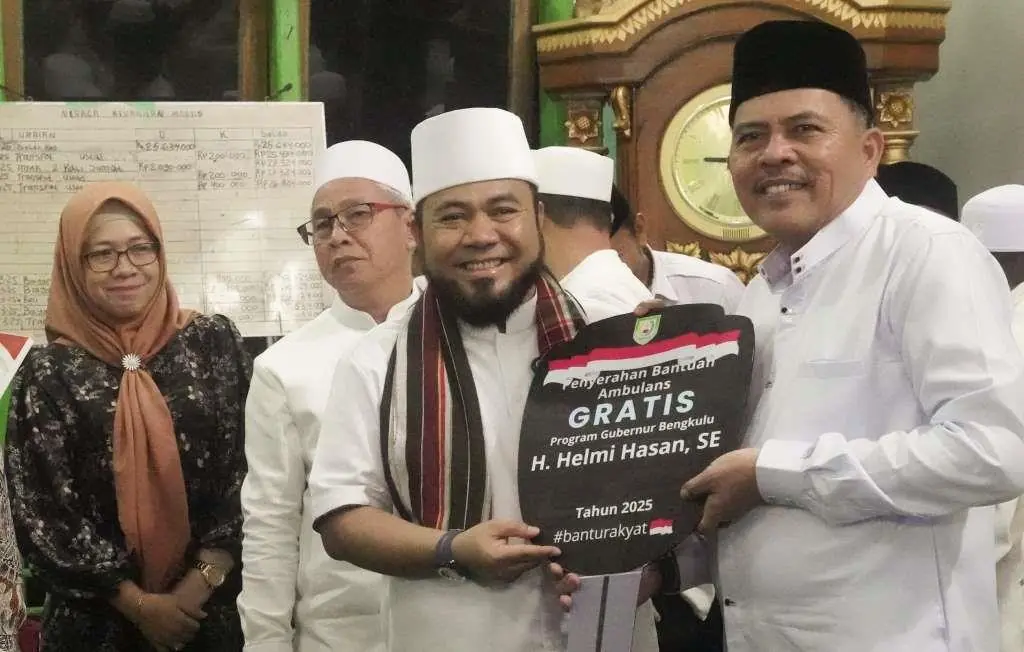 Gubernur Bengkulu Helmi Hasan serahkan bantuan 11 unit Ambulans untuk 11 kecamatan di Bengkulu Tengah, Foto: Dok