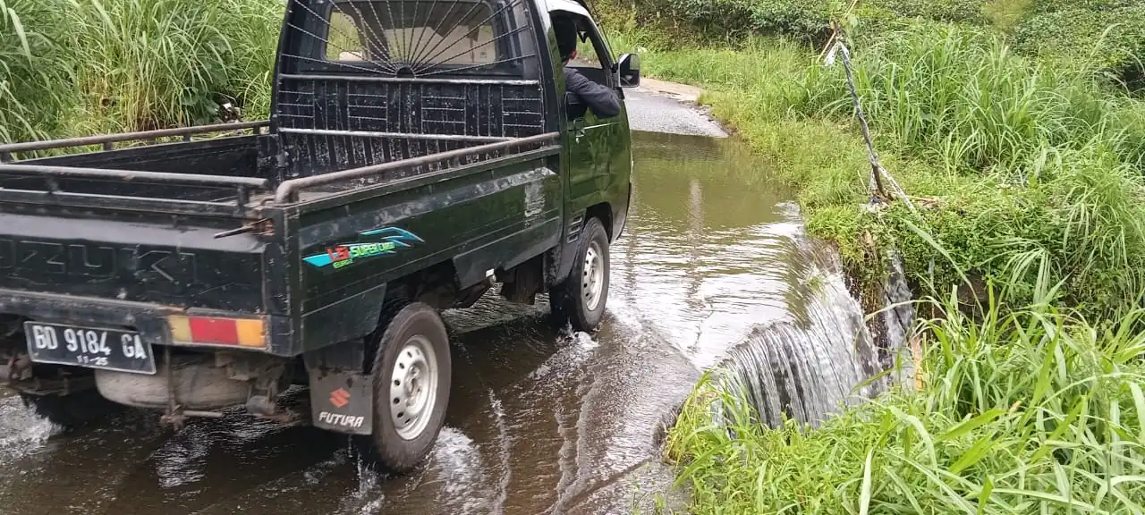 Jalan Penghubung Kabawetan-Sengkuwang Kian Memprihatinkan