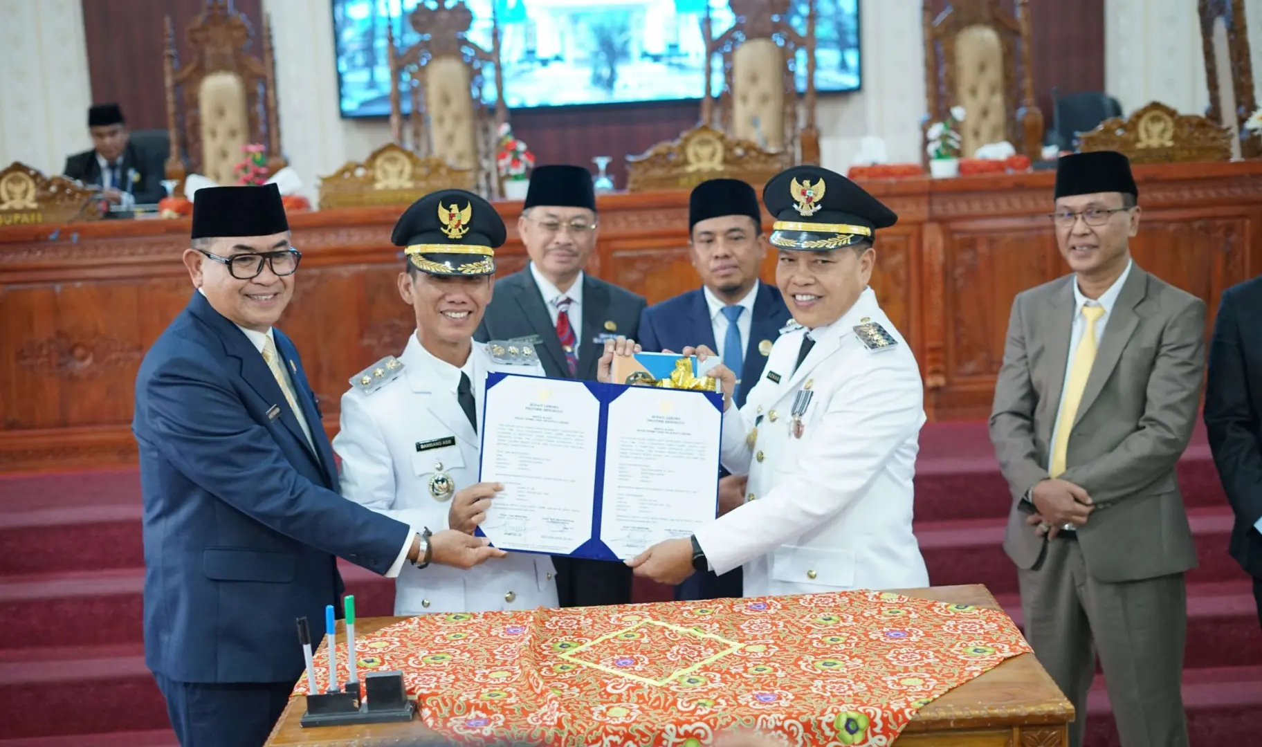 Momen Bupati Azhari Sampaikan Terima Kasih kepada Kopli-Fahrurrozi di Paripurna Sertijab