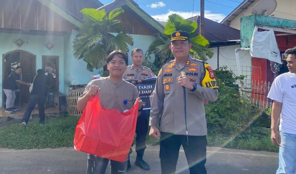 Polres Lebong Gandeng Wartawan Berbagi Takjil Ramadan