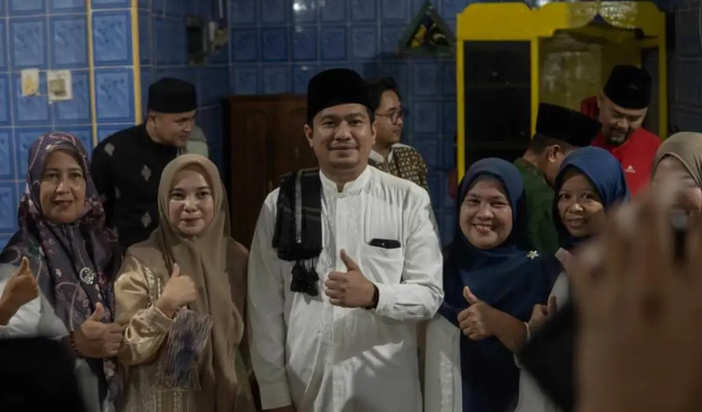 Safari Ramadan di Desa Gunung Besar, Bupati Arie Bantu Masjid dan Santuni Lansia