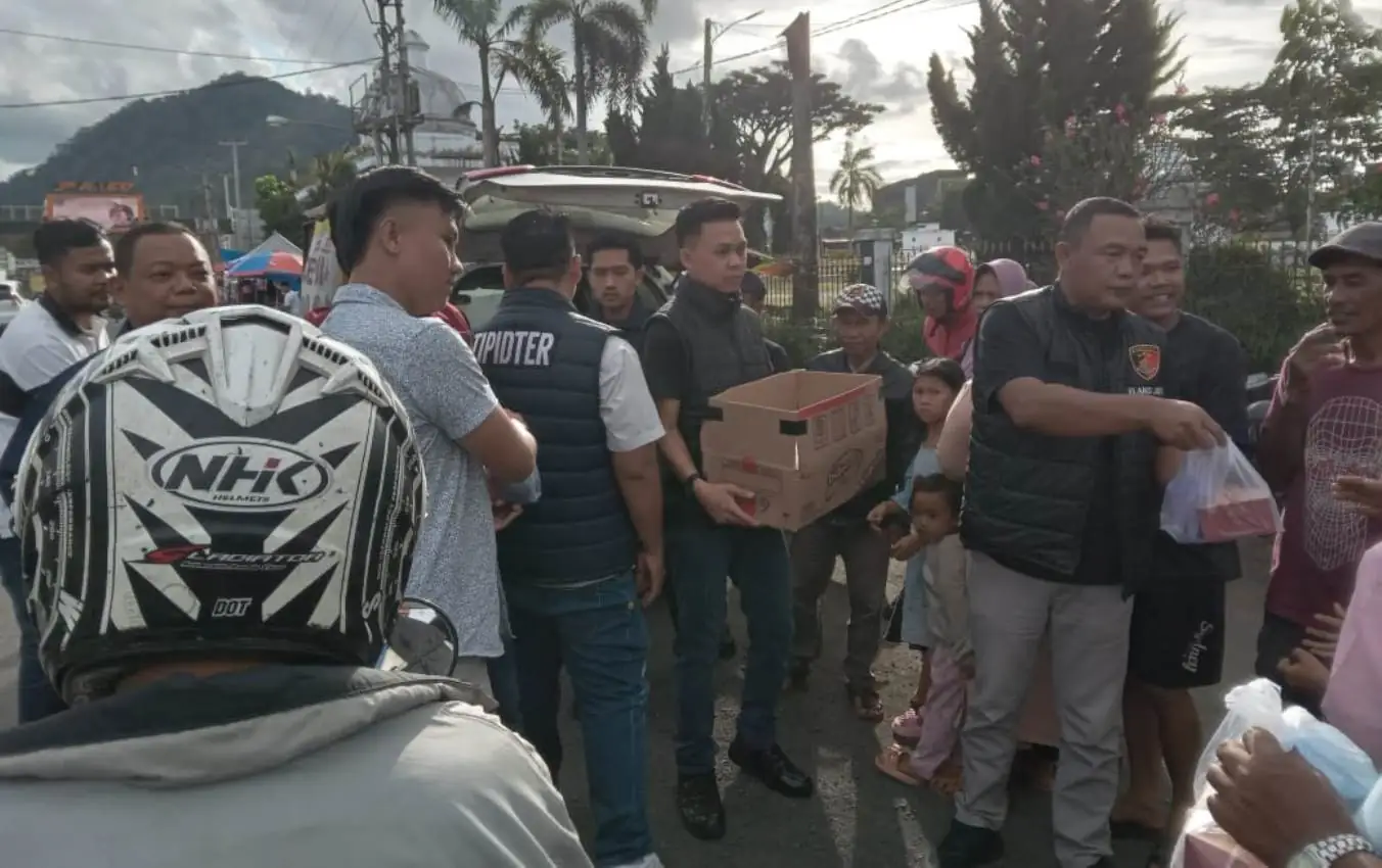 Polres Kepahiang Bagikan Takjil Kepada Warga yang Melintas