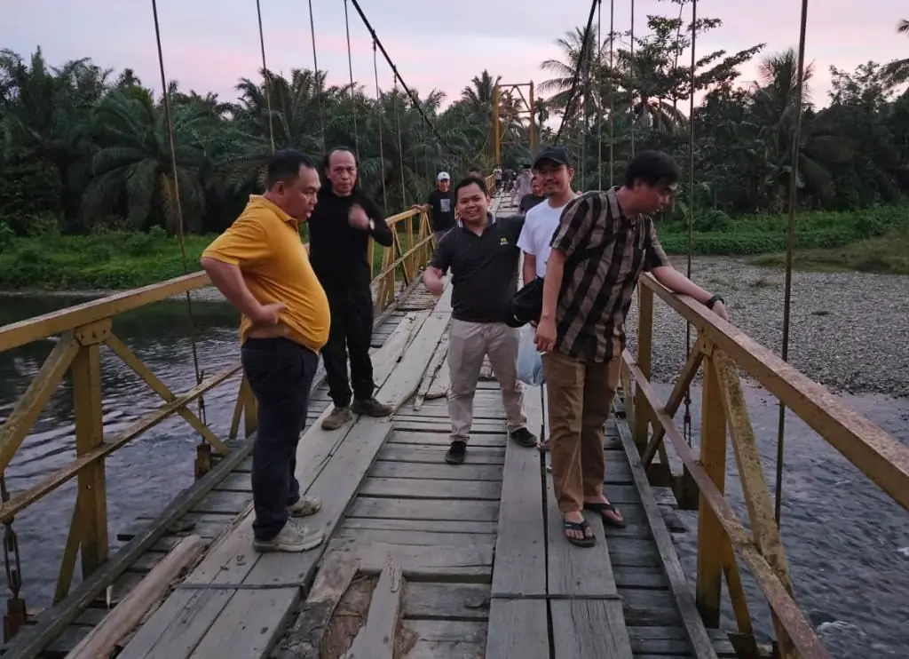Luput dari Perhatian, Agusrin Bantu Rehab Jembatan Tajung Menang