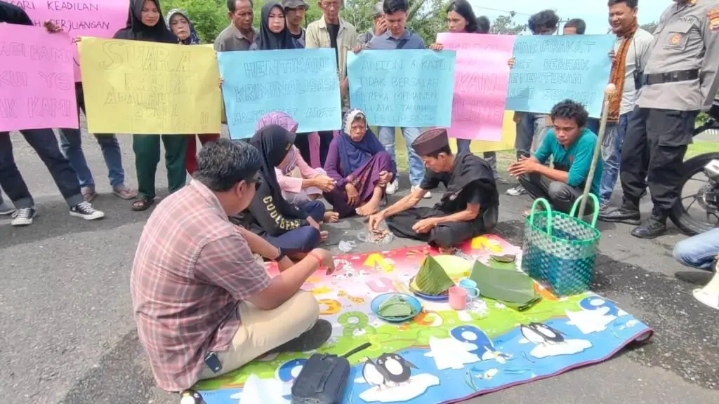 Kriminalisasi Warga Adat, AMAN Tanah Serawai Gelar Ritual Hukum Adat di Depan PN Tais