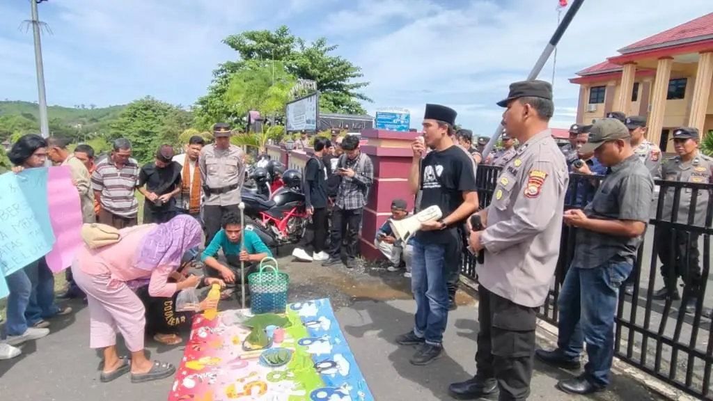 “Punjung Tigo Ruang” untuk Kebebasan Anton dan Kayun