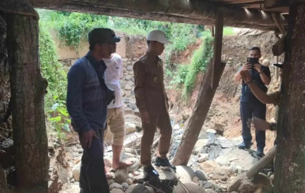 Wabup Lebong Tinjau Jembatan Gantung Desa Tik Sirong