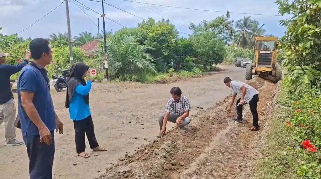 18 Tahun Rusak, Warga Gotong Royong Perbaiki 15 Kilometer Jalan di Bengkulu