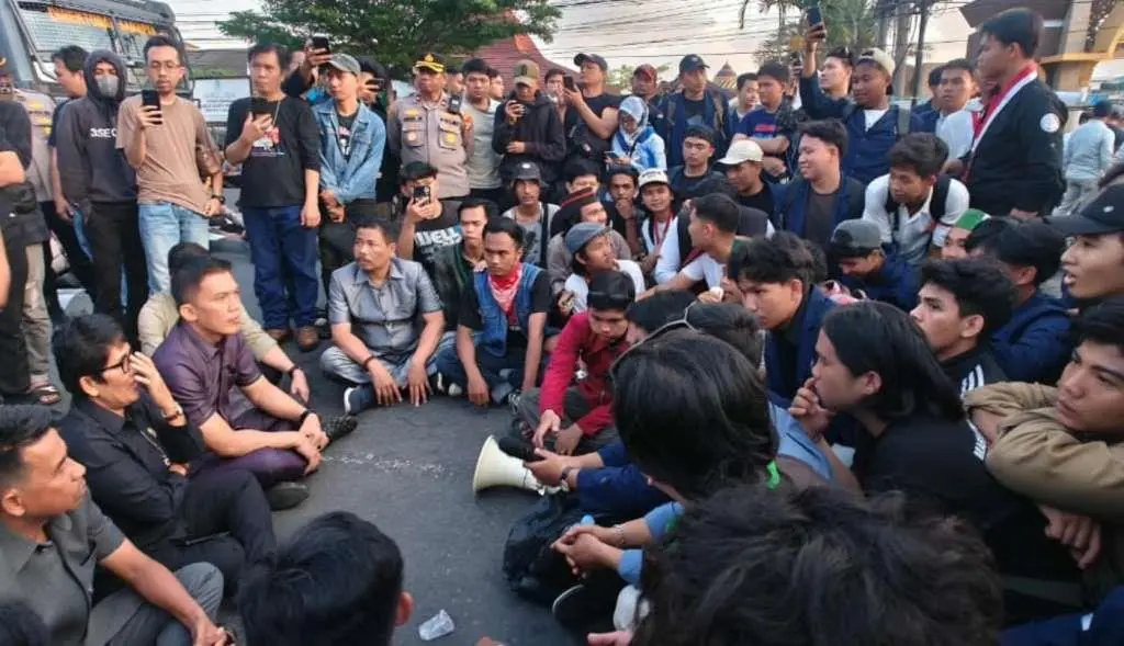 Aksi Demo May Day di Bengkulu Nyaris Rusuh, Mahasiswa Paksa Masuk Gedung Dewan