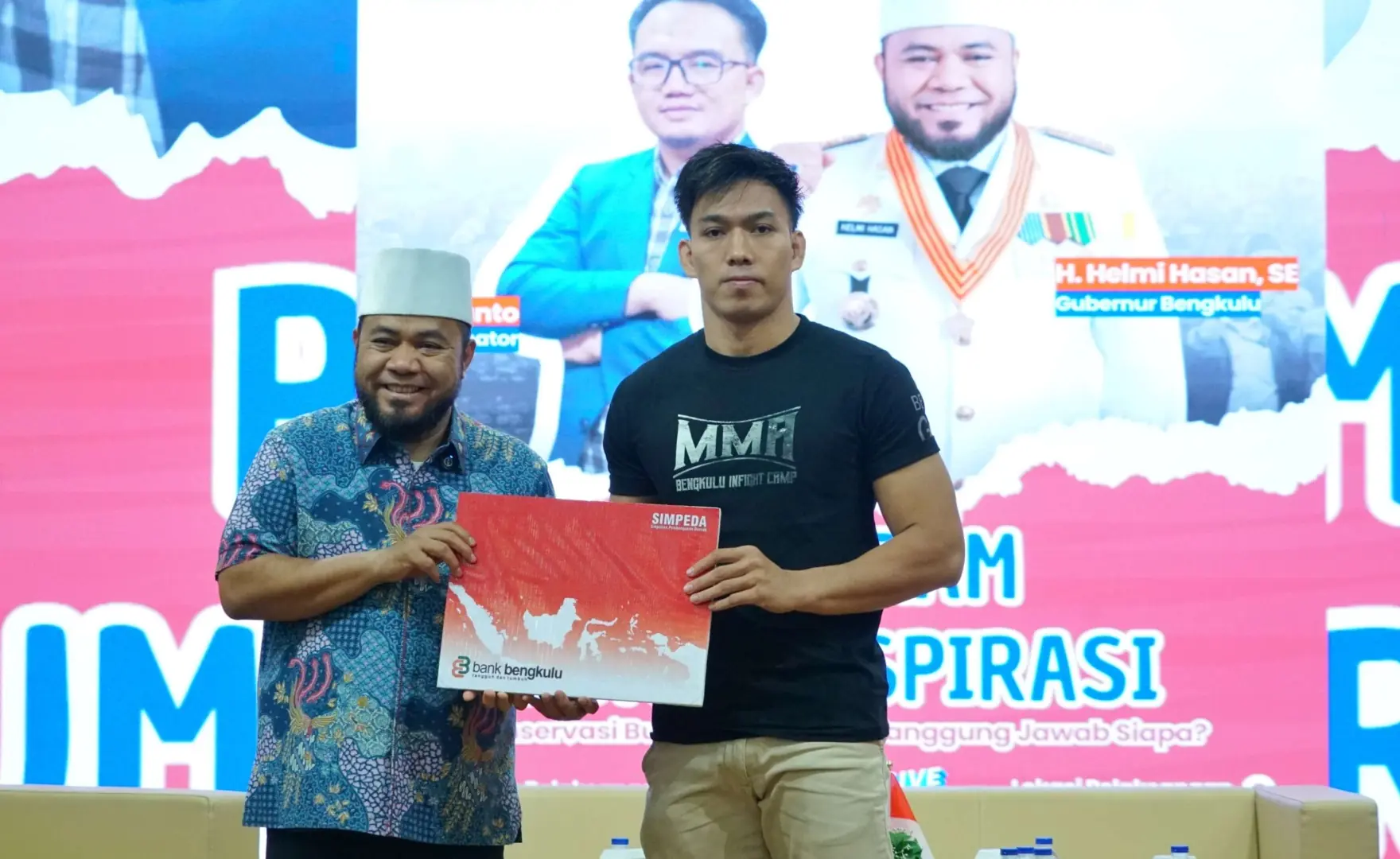 Helmi Hasan Beri Penghargaan Atas Kemenangan Petarung MMA Asal Bengkulu