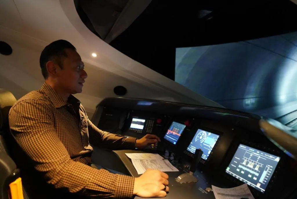 AHY Tinjau Handover SDM Whoosh Di Dipo Tegalluar