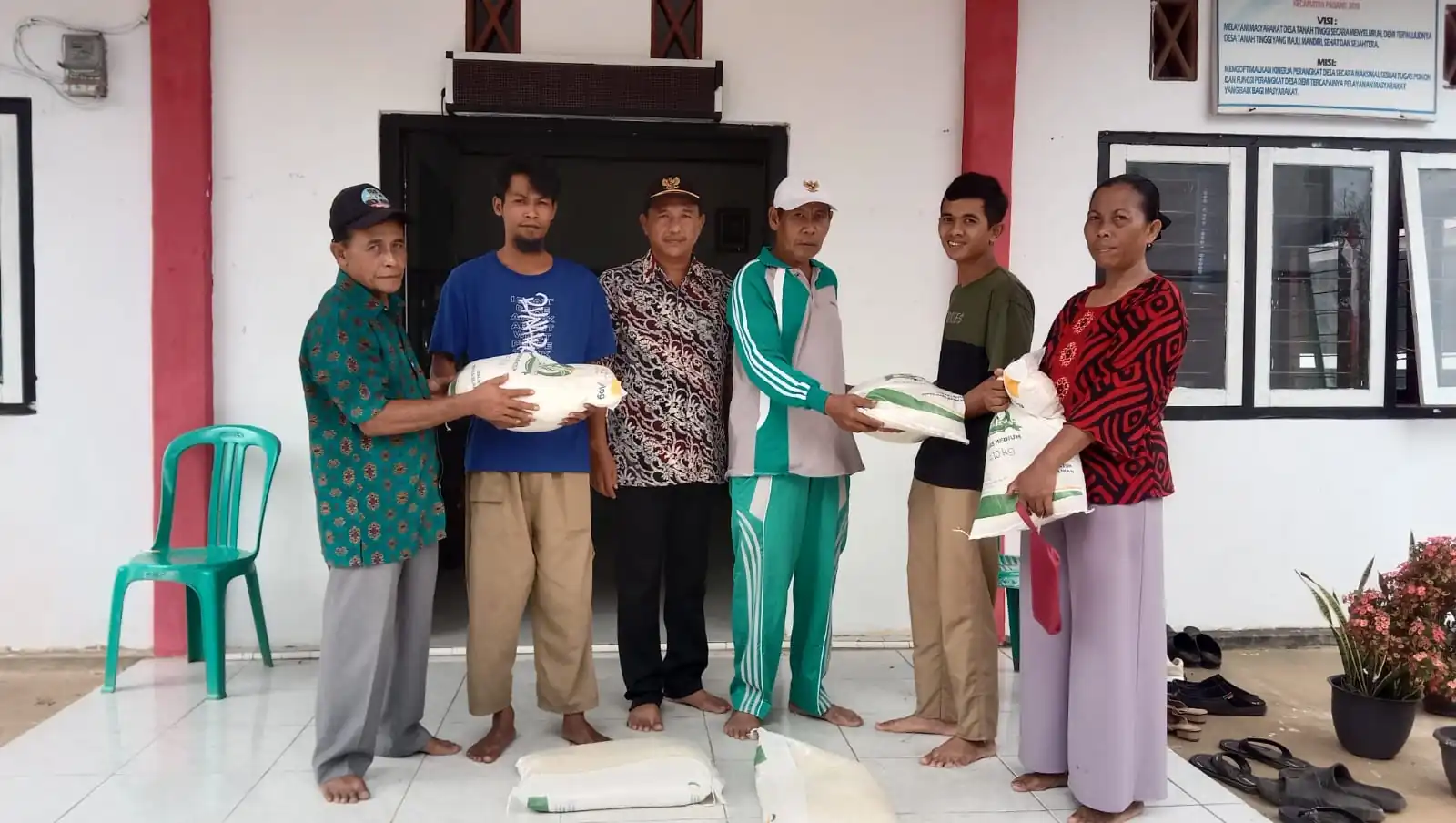 Pemdes Tanah Tinggi Salurkan Beras Raskin Periode Juni-Juli