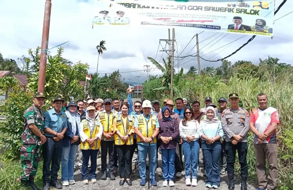 Bupati Lebong Azhari Tinjau Pembangunan Jalan Hotmix GOR-Saweak Salok