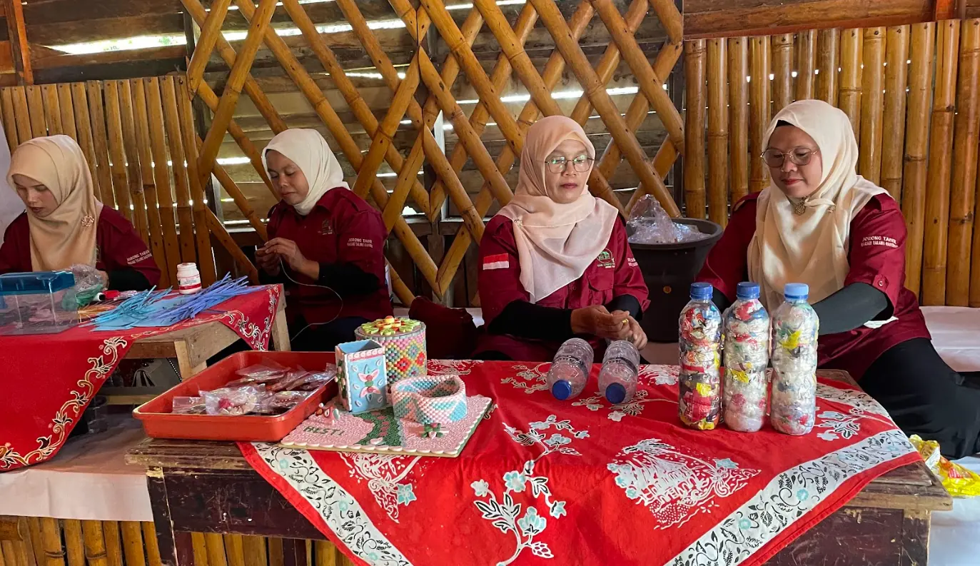 Pengelolaan sampah non-organik seperti botol plastik, logam, dan kemasan makanan, Foto: Dok