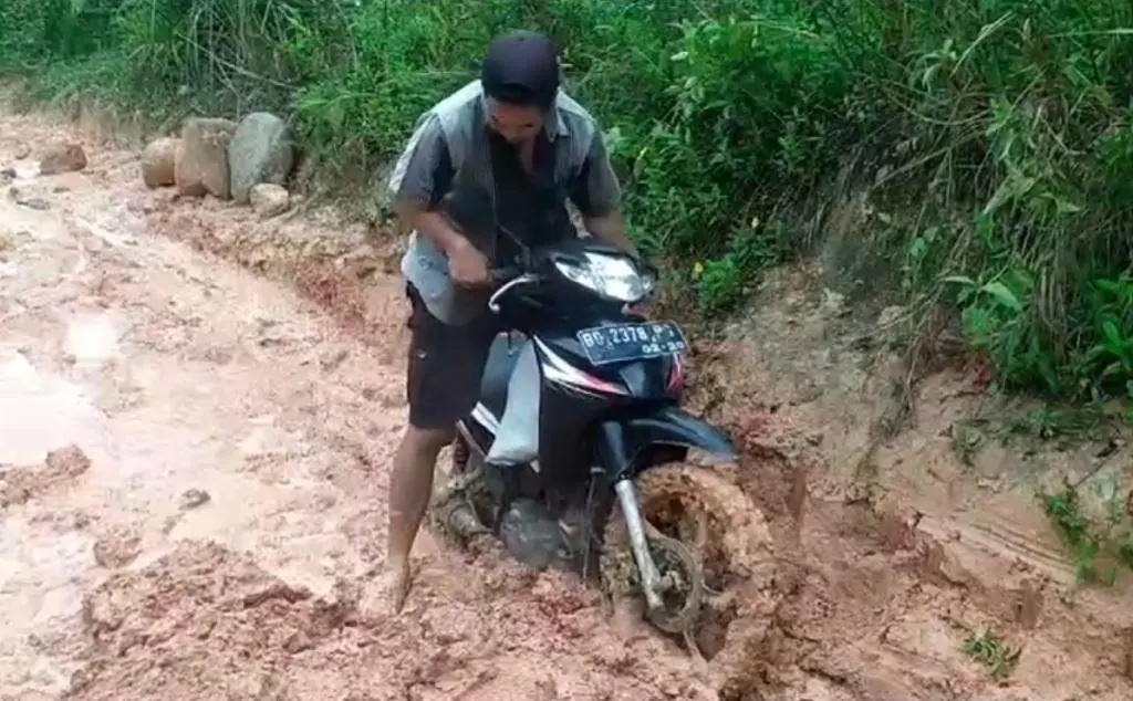 Melihat Akses Jalan di Desa Pedalaman Seluma yang Tak Tersentuh Pembangunan