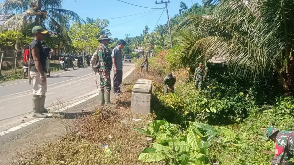TNI dan Warga Gotong Royong Bersihkan Sungai Talang Kemang Seluma