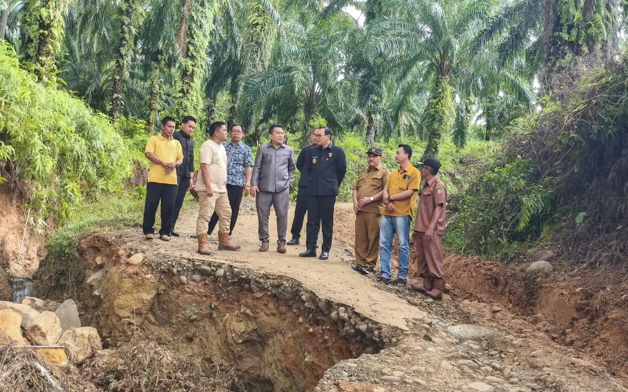 Bupati Seluma Gerak Cepat Tinjau Jalan Amblas, Pastikan Secepatnya Diperbaiki