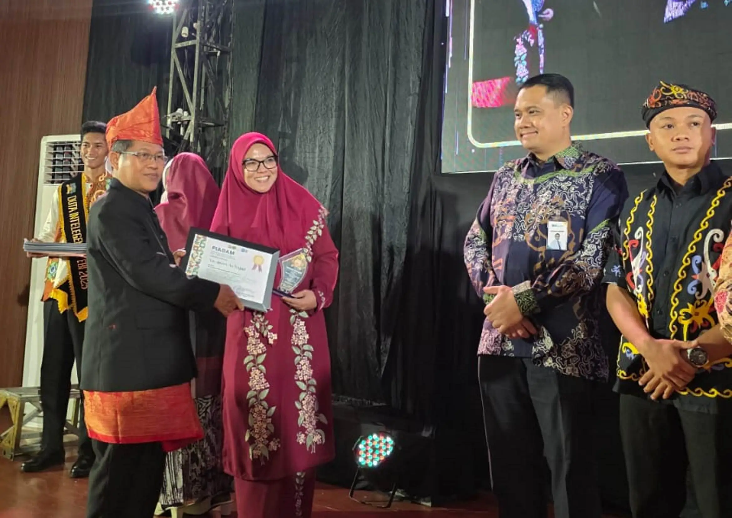 Dr Rina Raflesia Raih Penghargaan Bidang Pendidikan di Malam Gemilang Award UIN FAS Bengkulu 2025