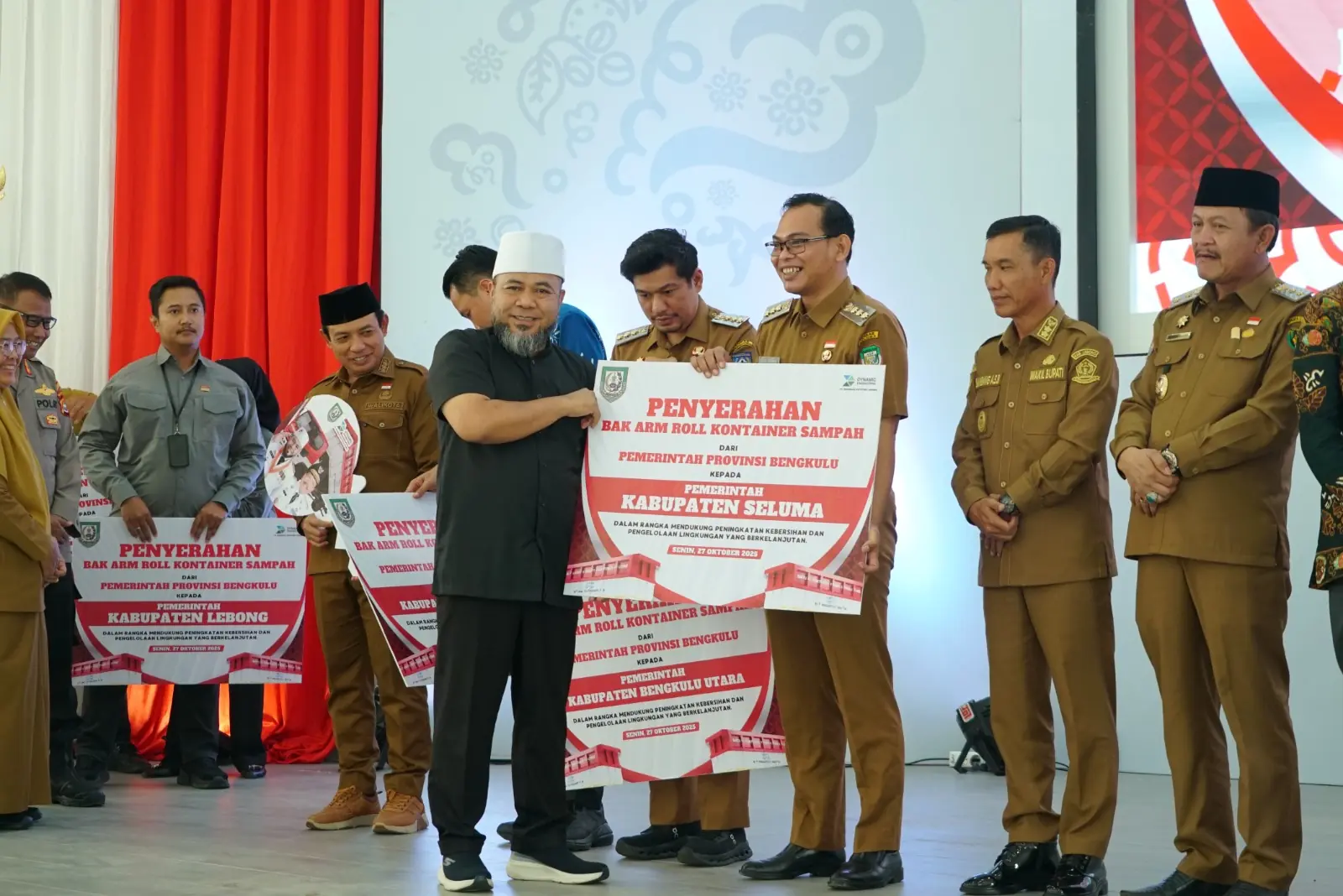 Gubernur Helmi Hasan Serahkan Bantuan Truk dan Kontainer Sampah ke Kabupaten/Kota