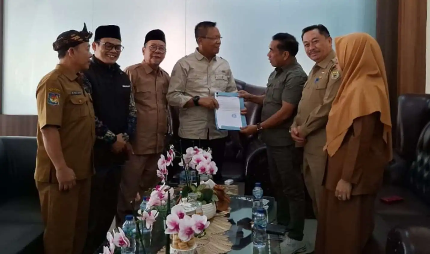 Ketua Timsel Calon Anggota KPID Serahkan 21 Nama Hasil Tahapan Seleksi ke DPRD