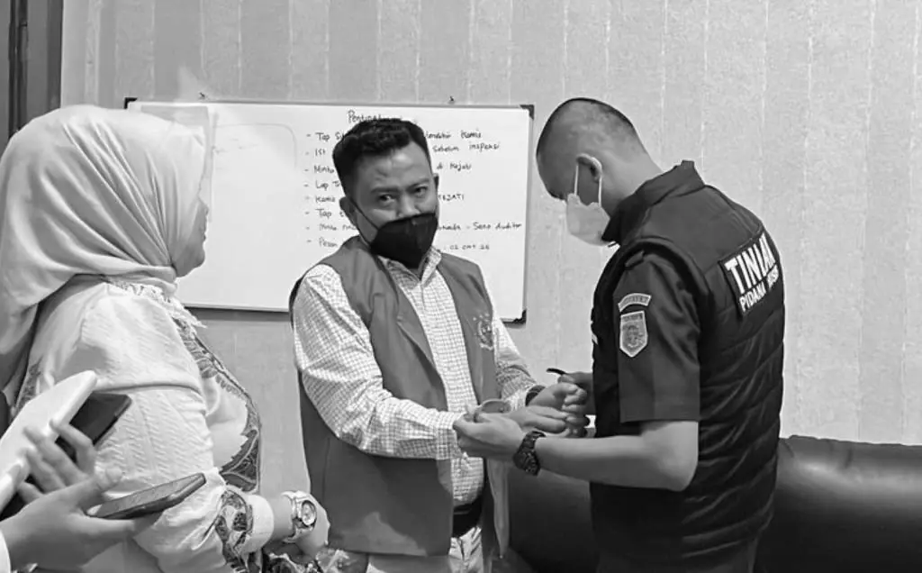 Parizan dan Siapa Seharusnya?