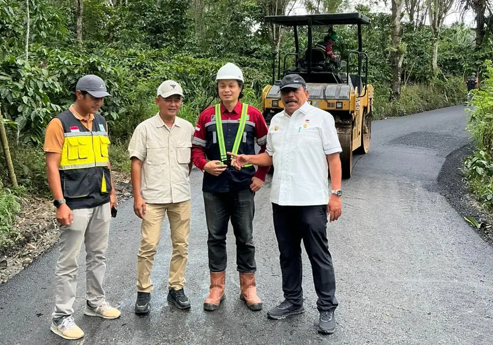 Pembangunan Aspal Jalan Simpang Air Lang – Desa Pelalo Masuki Tahap Akhir