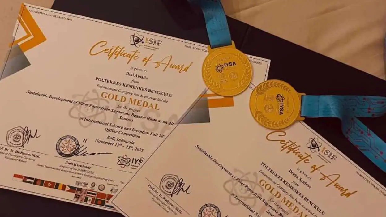 Decha Syafitri dan Dini Amalia, masing masing menerima Medali emas dan sertifikat award International Science and Invention Fair (ISIF) 2025, Foto: Dok