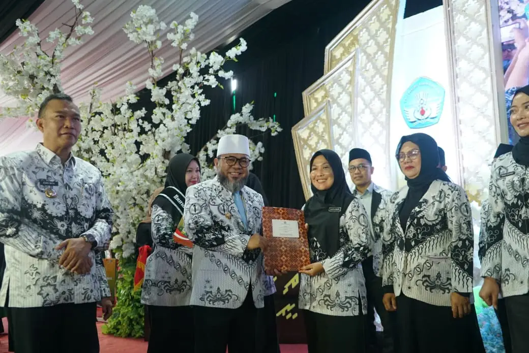 Gubernur Helmi Hasan Serahkan Bantuan Rp1,1 Miliar untuk PGRI di Puncak HGN Kepahiang