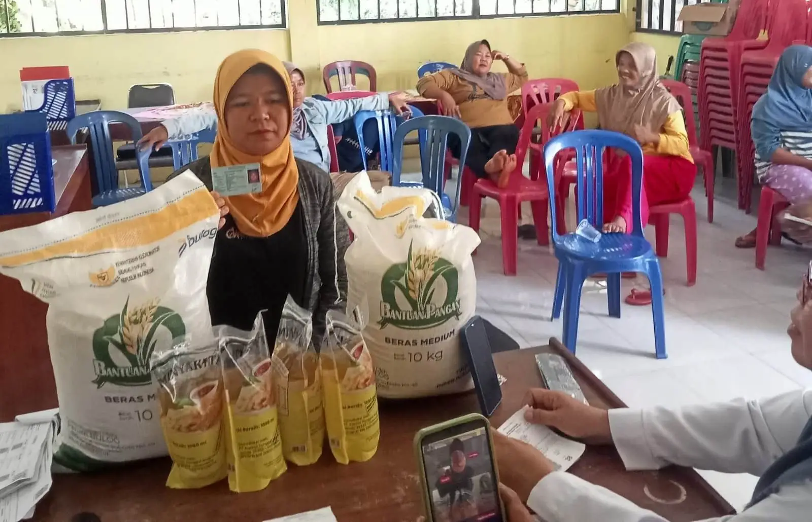 Bantuan Pangan Tiba di Desa Air Latak, Warga Harapkan Program Berlanjut
