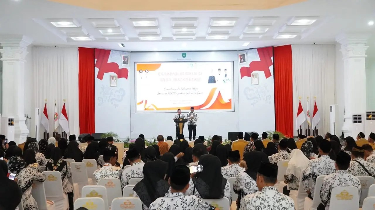 Dedy Wahyudi Singgung Tradisi Hymne Guru di Puncak HUT PGRI ke-80 dan HGN 2025