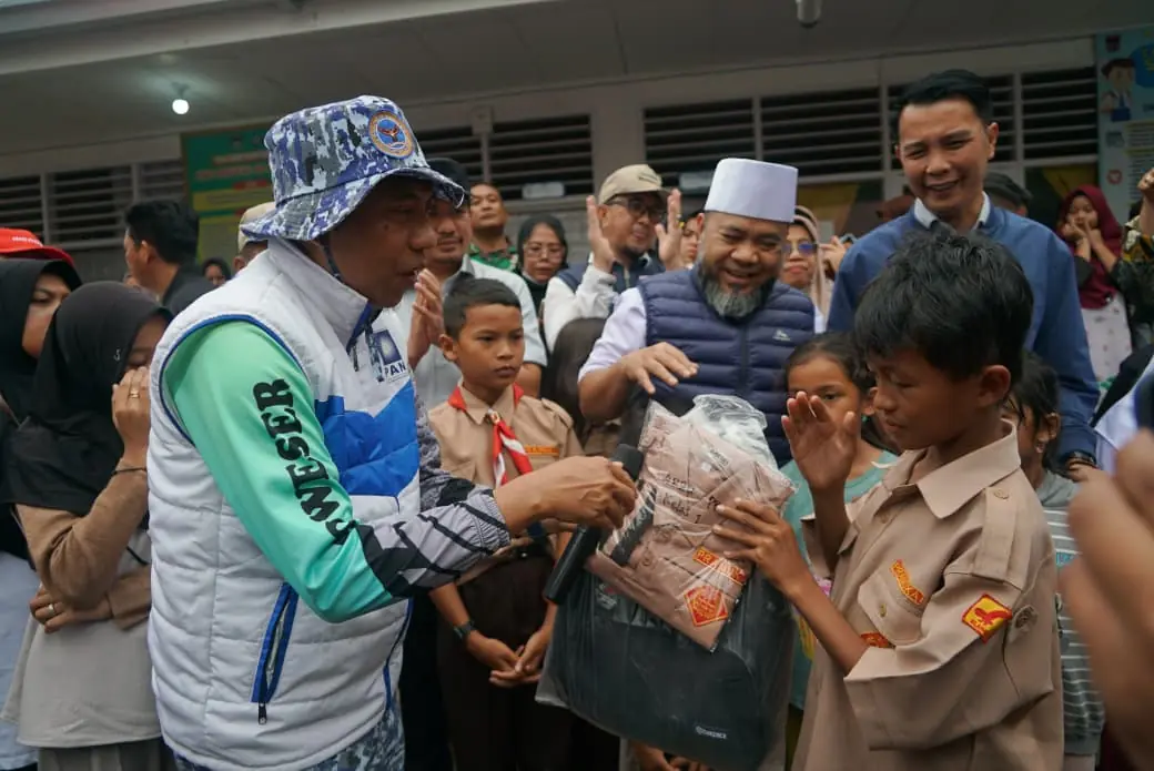 Helmi Hasan Serahkan Bantuan untuk Warga Batu Busuk, Sumbar