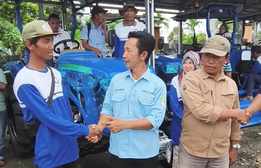 Distan Seluma Serahkan Bantuan Alsintan untuk 9 Kelompok Brigade Pangan