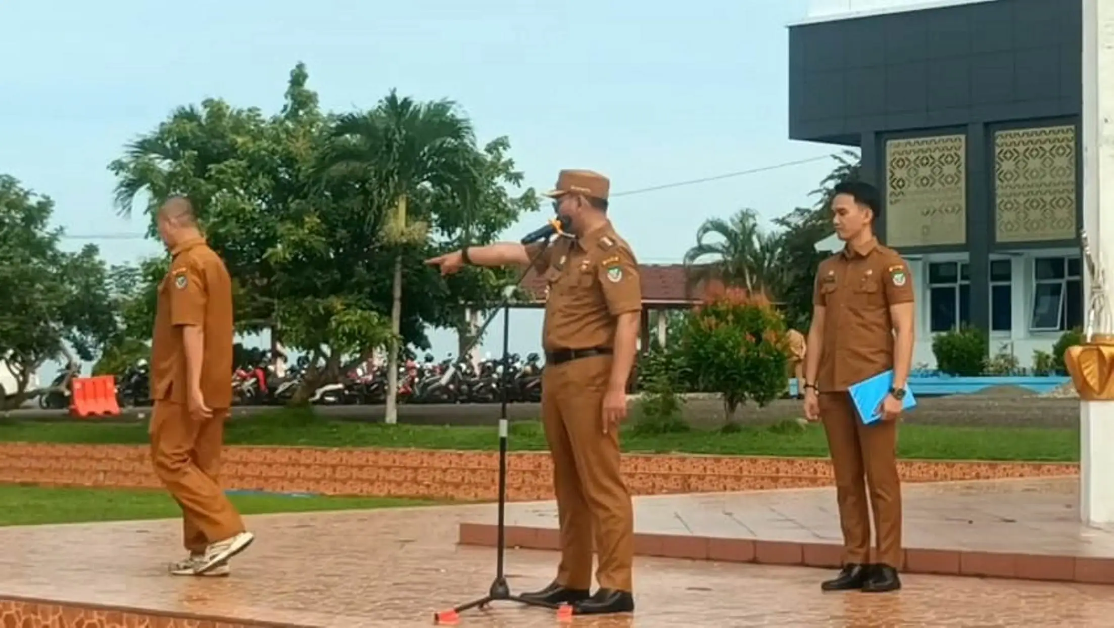 Nekat Merokok saat Apel Pagi, Bupati Seluma Ganjar SP 1