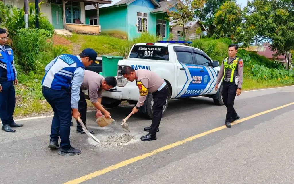 Satlantas Polres Seluma Tambal Lubang Jalan Usai Rentetan Kecelakaan, BPJN Belum Bertindak