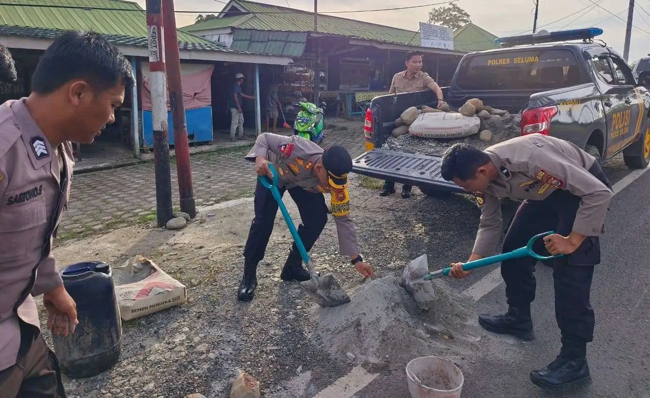 Lamban Ditangani BPJN, Kapolres Seluma Turun Tangan Tambal Lubang Jalinbar