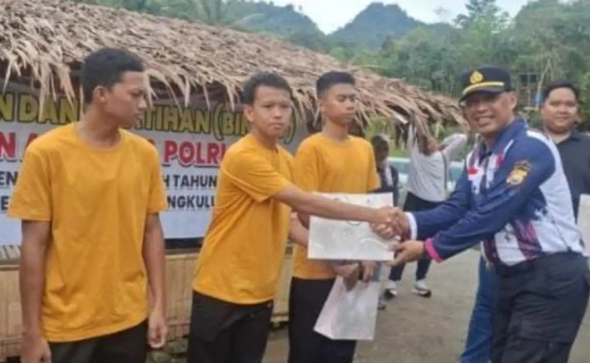 Kabag SDM Polres Bengkulu Tengah Mochammad Hambali Effendi, S.H., M.H., memberikan penghargaan kepada salah satu peserta yang mendapatkan nilai terbaik, Foto: Dok