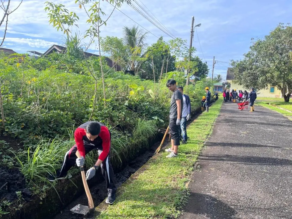 UBP Bengkulu dan Warga Ujan Mas Atas Gelar Jumat Bersih di Simpang PLTA Musi