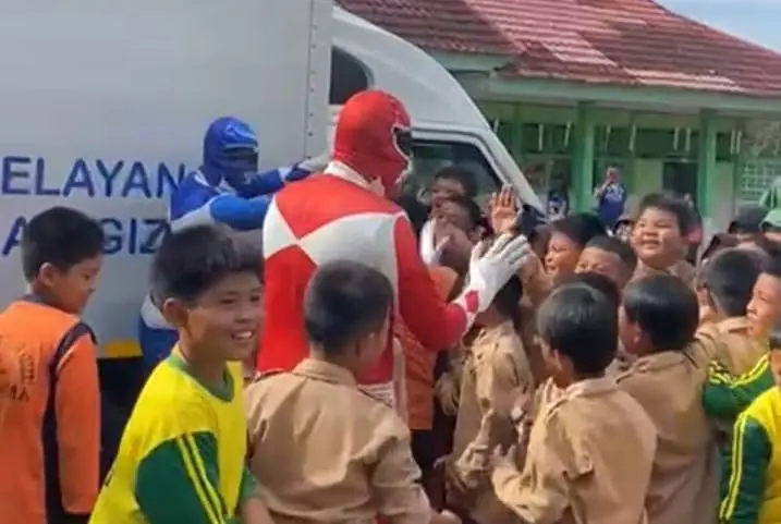Unik! Relawan SPPG di Seluma Pakai Kostum Power Ranger, Tingkatkan Antusiasme Siswa Terima MBG
