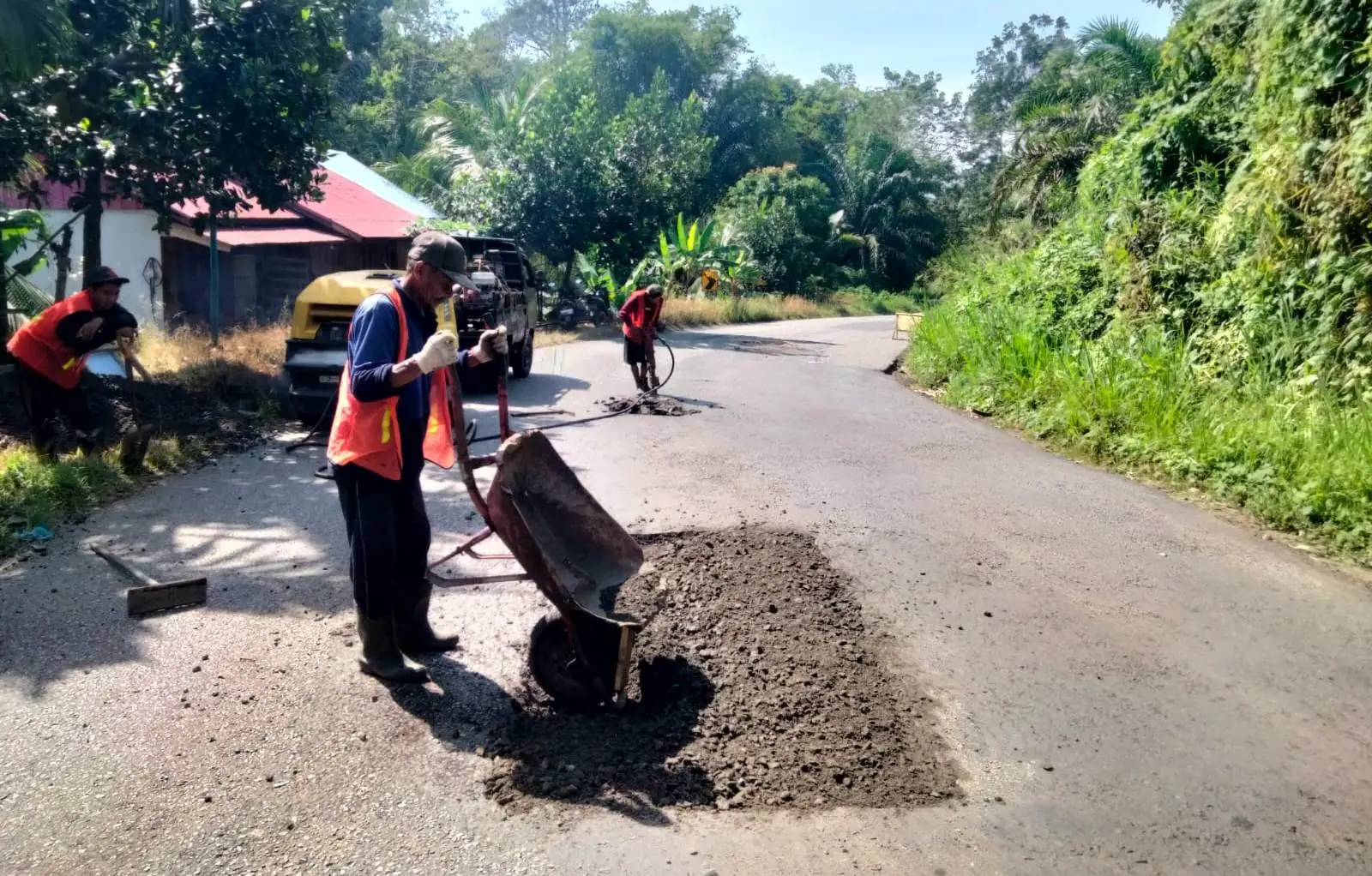 Setelah Viral, BPJN Akhirnya Perbaiki Jalan yang Berlubang di Seluma