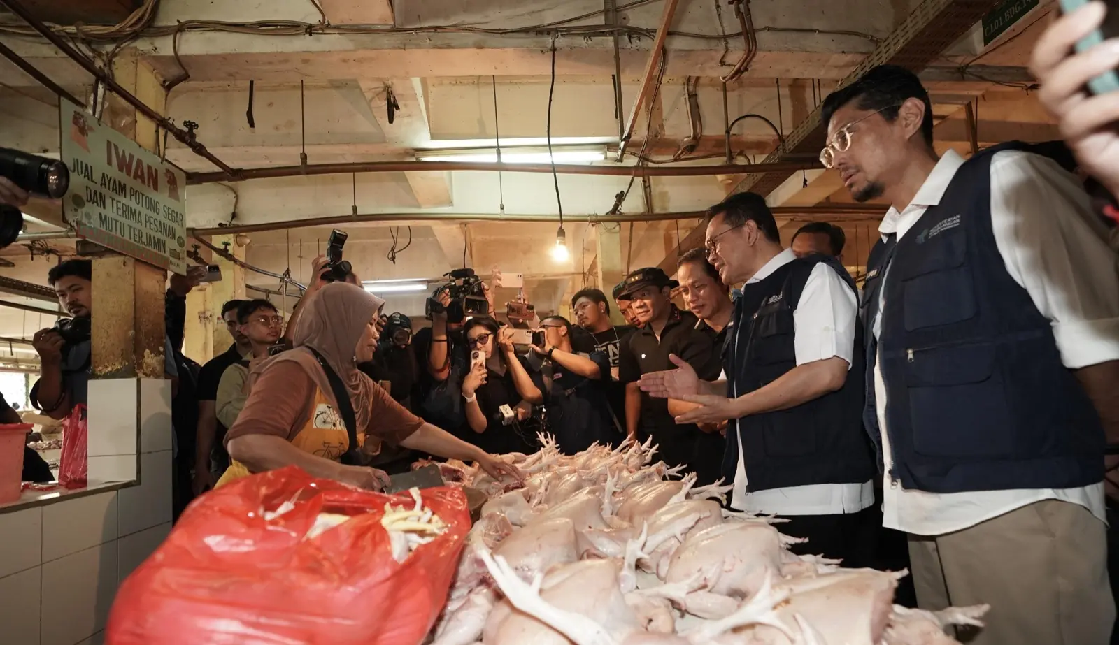 Mendag Bersama Menteri LH dan Wali Kota Jaktim Gelar Aksi Bersih Pasar Kramat Jati