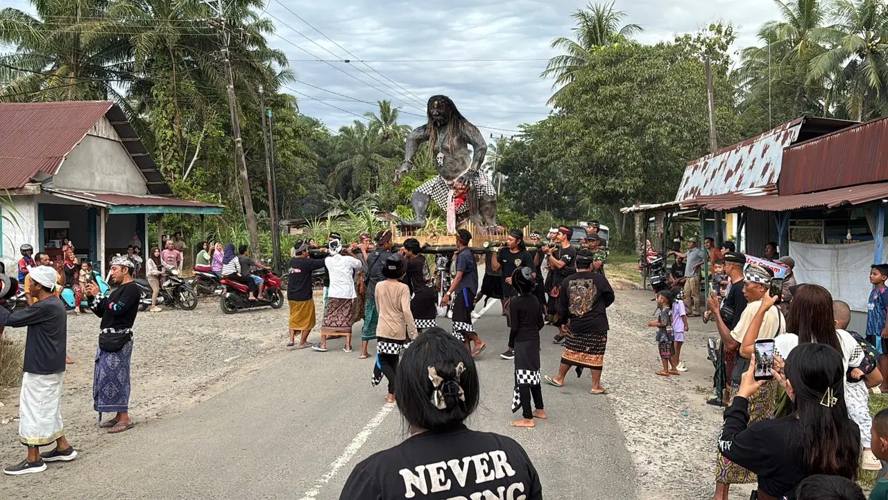 Ratusan Warga Seluma Antusias Saksikan Pawai Ogoh-ogoh, Toleransi Menguat
