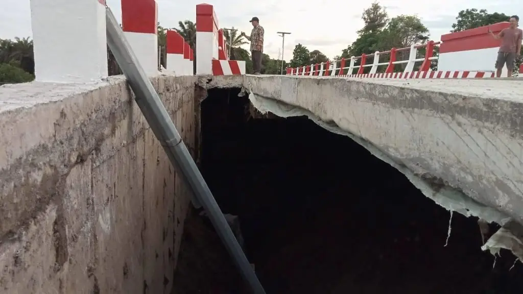 Baru 2 Bulan Diresmikan Nyaris Ambruk, Proyek Jembatan Matan Dikerjakan PT Rodateknindo, Telan Anggaran Rp 16 M