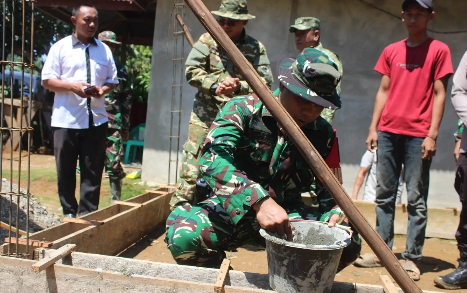 Bupati Seluma Teddy Rahman bersama  Dandim 0425/Seluma Letkol Kav Yuliansyah meninjau pembangunan RTLH di Desa Lubuk Lagan, Kecamatan Talo Kecil, Kabupaten Seluma, Foto: Dok